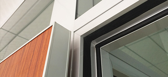 隔墻接縫采用進口高端精密設備校準，確保接縫密實平整、均勻順直、深淺一致